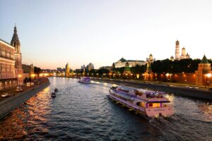 Изображение представляет живописный вид на реку в Москве. На поверхности воды пlynут корабли, в том числе и двухэтажный речной liner, украшенный светодиодными лентами. В фоне висят знаменитые здания: Kremlin с его золотыми куполами и стеными башнями, а также другие архитектурные достопримечательности. Для продвижения бизнеса через ВКонтакте в России, можно использовать такие впечатляющие изображения. Например, если ваш бизнес связан с туризмом или ресторанным бизнесом, вы можете создавать пабы или группы, где публиковать фото таких красивых мест. Общайтесь с пользователями, делитесь интересными фактами о этих местах, проводите конкурсы и акции. Также можно использовать таргетированную рекламу на ВКонтакте, обращая внимание на ту аудиторию, которая может быть заинтересована в вашем продукте или услуге, например, на тех, кто любит путешествовать или наслаждаться культурой. Используйте подходящие хэштеги, такие как #Москва, #Кремль, #РечныеКурсы, чтобы увеличить охват и привлечь новых клиентов.